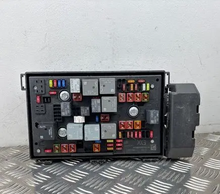 Opel Astra J Fuse module 13449210 1110224AB