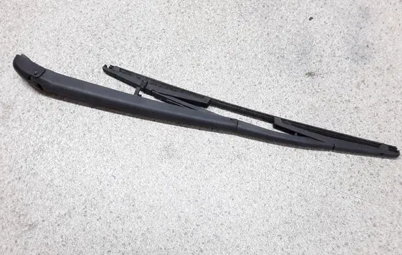 Rear wiper blade arm