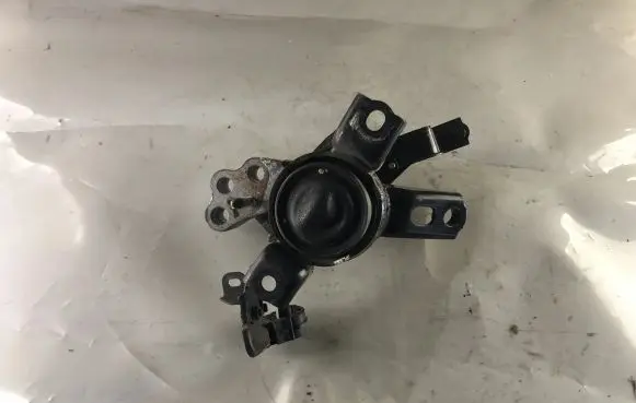 Toyota Auris 150 Engine mount bracket