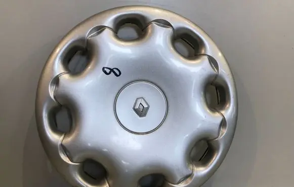 Renault Laguna I R15 wheel hub/cap/trim 7700427890