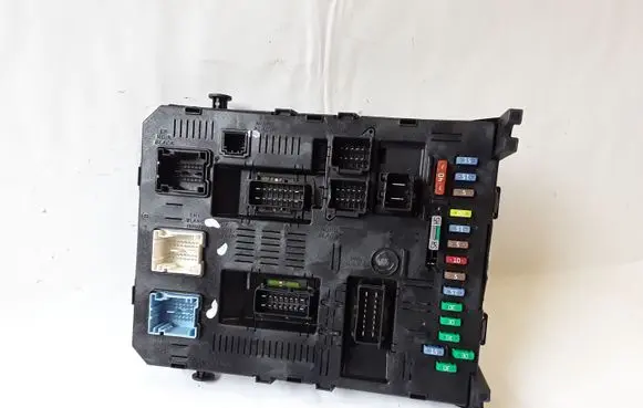 Peugeot 407 Fuse module 216760315B 281174310A 216777914B