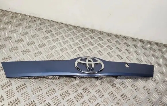 Toyota Verso-S Trunk door license plate light bar 7680152200
