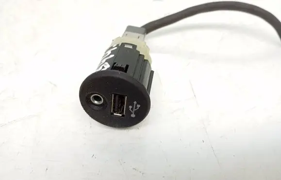 Nissan Juke I F15 AUX in-socket connector 