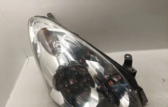 Toyota Corolla Verso AR10 Headlight/headlamp 811300F010
