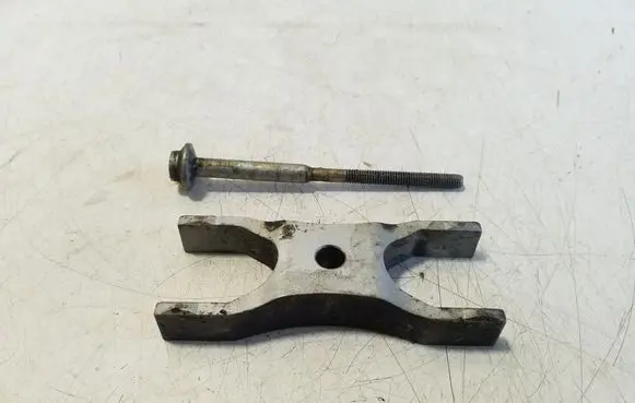 Volkswagen PASSAT B8 Fuel Injector clamp holder 04L216A