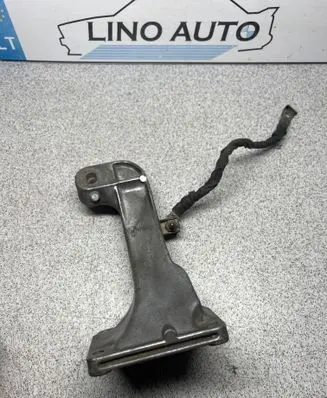 Engine mounting bracket
