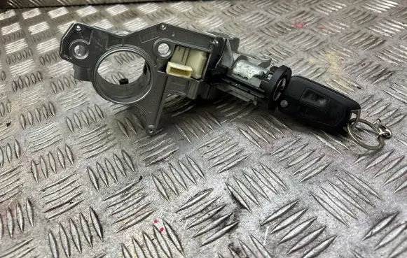 Opel Zafira B Ignition lock 2421430