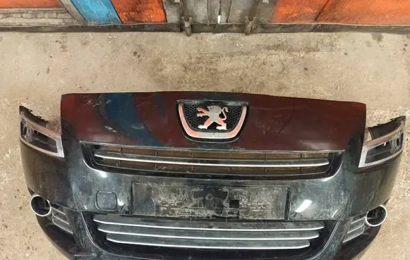 Peugeot 5008 Front bumper 