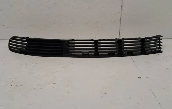 Volkswagen PASSAT B5 Front bumper lower grill 3B0853677A