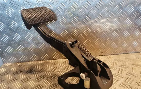 Mercedes-Benz A W169 Brake pedal 1692901401