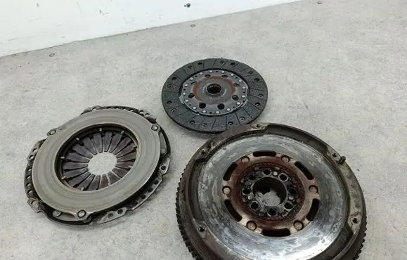 Toyota Avensis T250 Dual mass flywheel 323063410