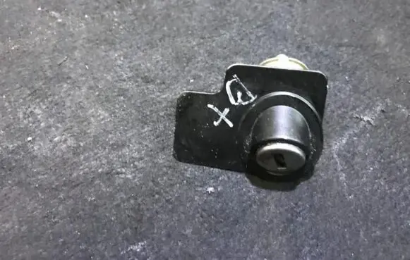 Volkswagen PASSAT B5.5 Tailgate exterior lock 