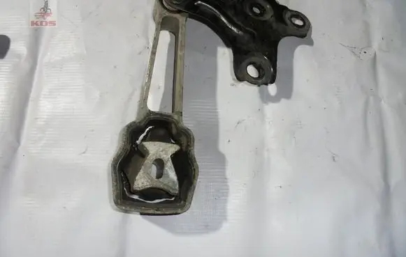 Engine mount vacuum valve