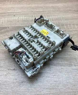 Nissan Primera Fuse module 24350AV700 0117031