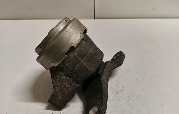 Ford Mondeo MK IV Engine mount bracket