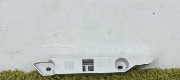 Ford Focus Front bumper mounting bracket 8m51-17d958-ad