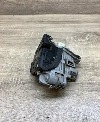 Volkswagen PASSAT B6 Rear door lock 3C4839016A