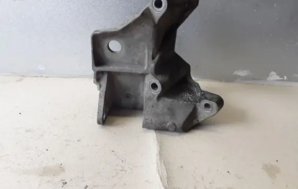 Volvo V70 Engine mounting bracket 30681951