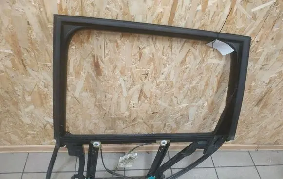Volkswagen Touareg I Rear window lifting mechanism without motor