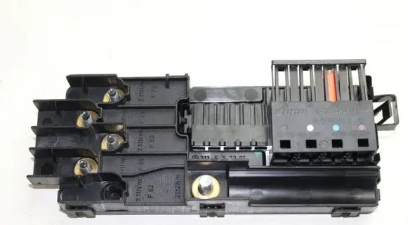 Mercedes-Benz CLS C219 Fuse module A2115452301