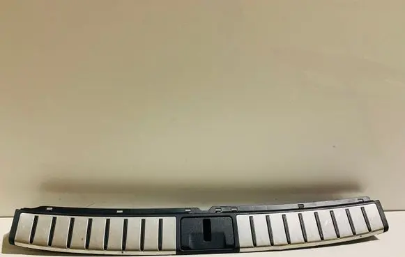 Trunk/boot sill cover protection