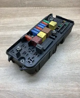 Opel Vectra C Fuse module 13170899 460023260