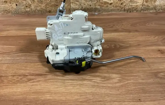Audi A4 S4 B7 8E 8H Front door lock 8E1837015AA