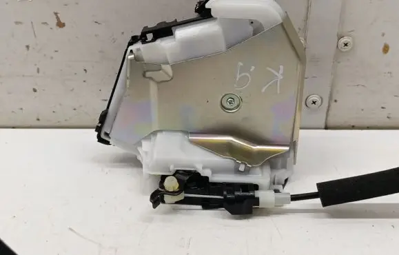 Renault Arkana Rear door lock 825033557R