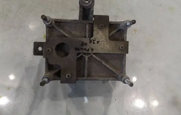 Engine mounting bracket