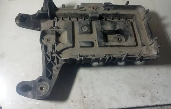 Skoda Octavia Mk2 (1Z) Battery tray 1K0915333
