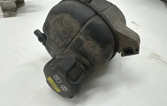 BMW 5 G30 G31 G38 Coolant expansion tank/reservoir 9485733