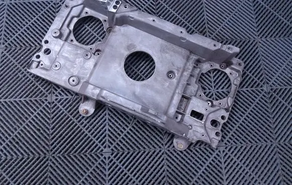 Engine mounting bracket