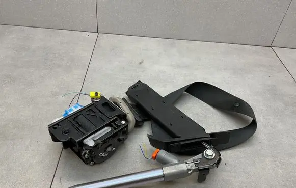 Nissan X-Trail T32 Front seatbelt 