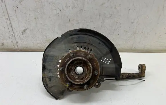 Toyota Hilux VIII Front wheel hub