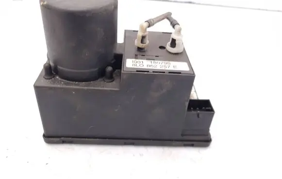 Audi A3 S3 8L Central locking vacuum pump 8L0862257E