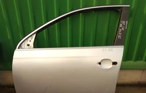 Volkswagen Jetta V Front door