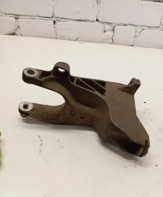 Volkswagen Transporter - Caravelle T5 Engine mounting bracket 0139843 1815288