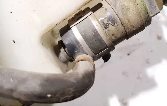 Subaru Legacy Windscreen/windshield washer pump