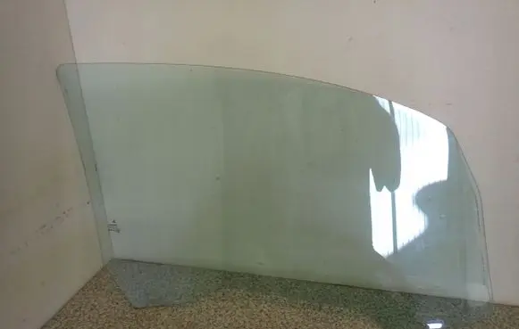 Mitsubishi Colt Sliding door window/glass 