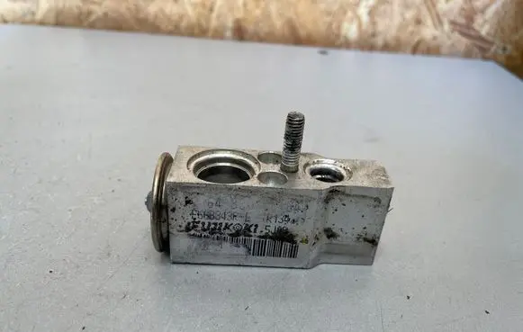 Mercedes-Benz ML W164 Air conditioning (A/C) expansion valve A1648300084