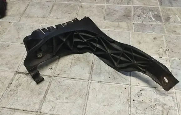 Audi A4 S4 B6 8E 8H Front bumper mounting bracket 8E0807284