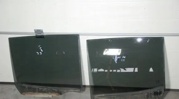 Mitsubishi L200 Sliding door window/glass 136KM 2008R