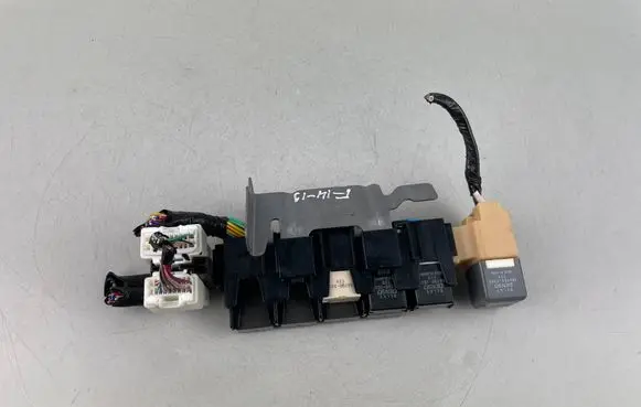 Subaru Forester SJ Relay mounting block 1567001020 1567002960