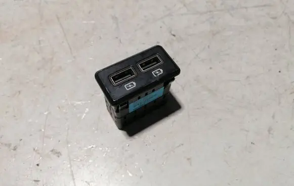 Nissan Pathfinder R52 USB socket connector 999Q7V4000