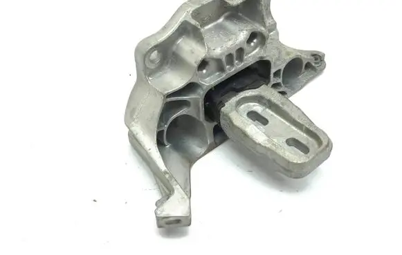Peugeot 2008 II Engine mount bracket