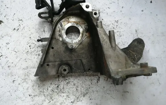 Opel Insignia A Power steering pump mounting bracket 55574721