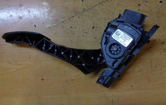 Volvo V60 Accelerator throttle pedal 31329371