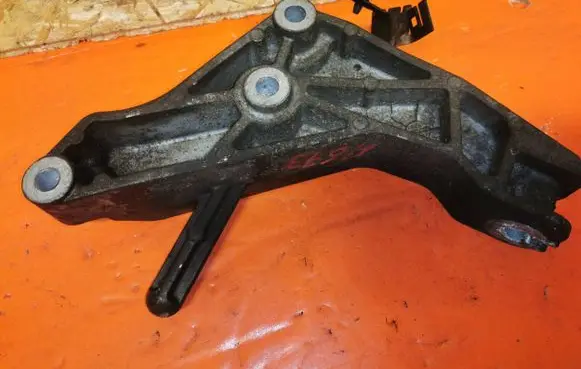 Opel Zafira B Gearbox mounting bracket 24459819 2581
