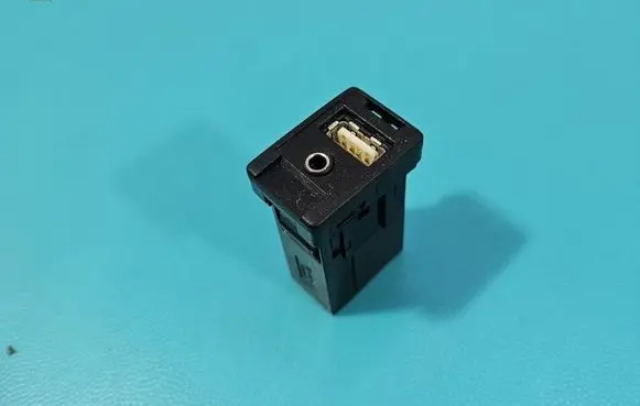 Toyota Verso USB socket connector 861900D030 IMPRK1583877