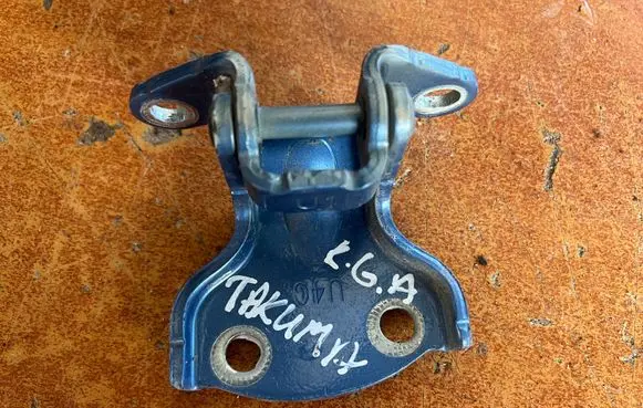 Chevrolet Tacuma Rear door lower hinge